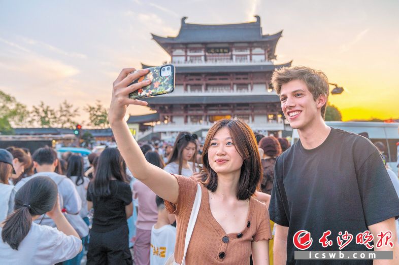 　　5月1日，来自美国的Eamon（右）和Amy（左）来到长沙游玩，感受山水洲城的独特魅力。　　长沙晚报全媒体记者 周数邑 邓迪 冯启阳 易亿 摄影报道