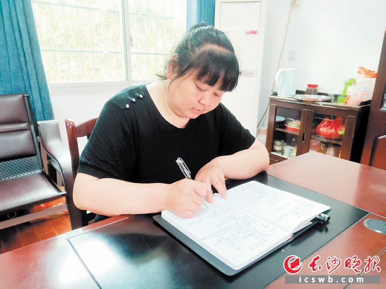 　　虎形村村干部张淑华手写医保收缴账本。受访者供图