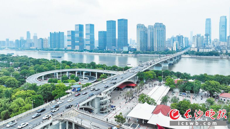 　　橘子洲大桥 “梳妆打扮”迎接市民和游客。长沙晚报全媒体记者 黄启晴 摄