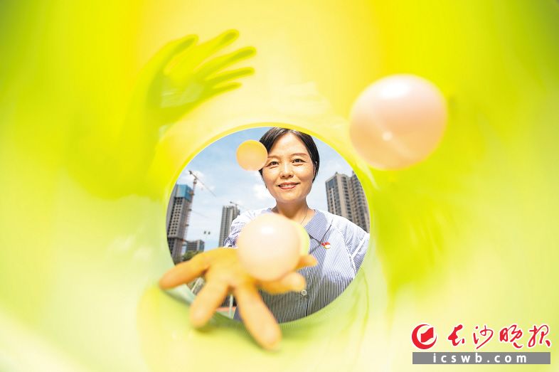 　　天心区仰天湖金锋小学，教育工作者雷明在一个彩色的装置里进行教学演示。