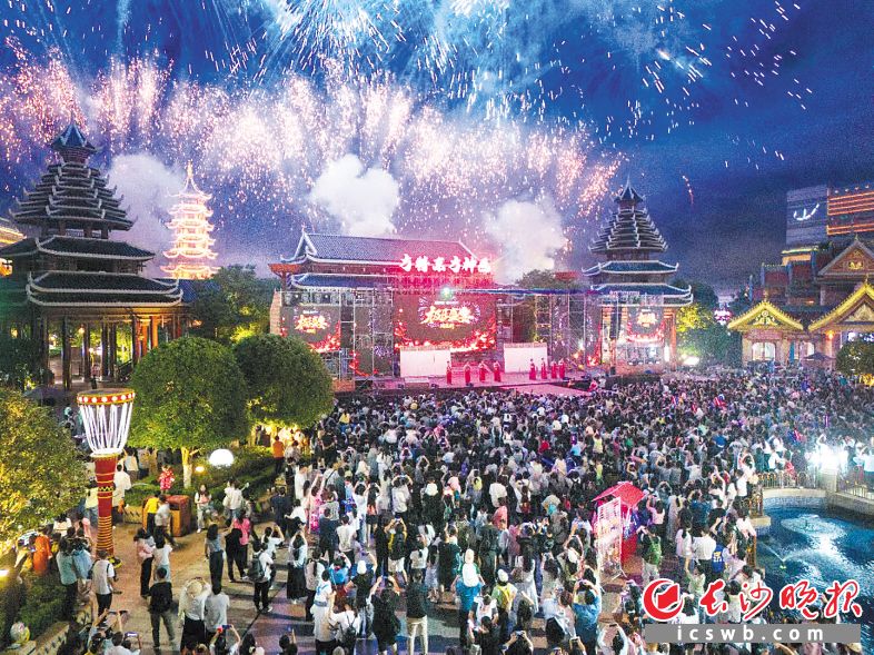 2025年“五一”假期5天长沙市共接待游客811.07万人次。图为市民游客在方特东方神画景区游玩。景区供图