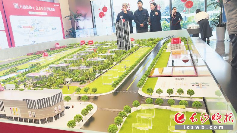 “五一”假期的长沙房地产市场呈现百盘齐放、千屏同播、万人同推、万人选房的势头。 长沙晚报全媒体记者 孙占锋 摄