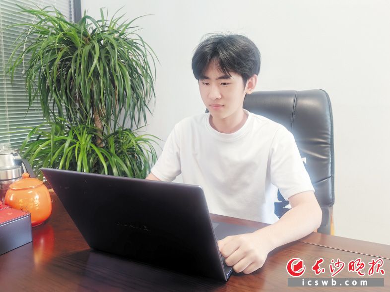 方浩然正仔细查看5月份即将参加的“金种子创业大赛”路演PPT终稿。长沙晚报全媒体记者 匡小娟 摄