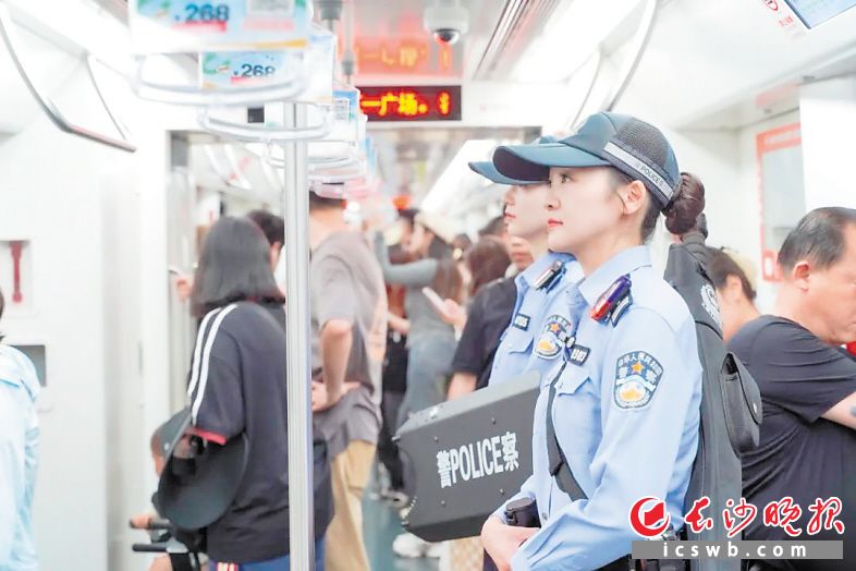 五一”期间客流随时间变化大，长沙市公安局公交治安分局灵活调整执勤时间和警力安排，平均每天投入近800名警力。图为地铁民警在巡逻中。长沙晚报通讯员 邵青 供图