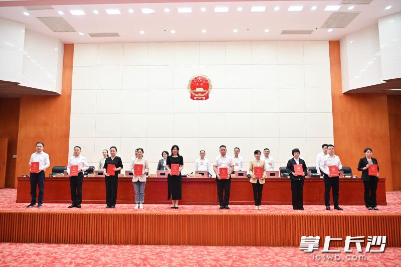 日前，市十六届人大常委会第二十九次会议第二次全体会议举行立法建议采纳证书颁发仪式，向多名个人和多家单位颁发证书。 长沙晚报通讯员 张圣贺 摄