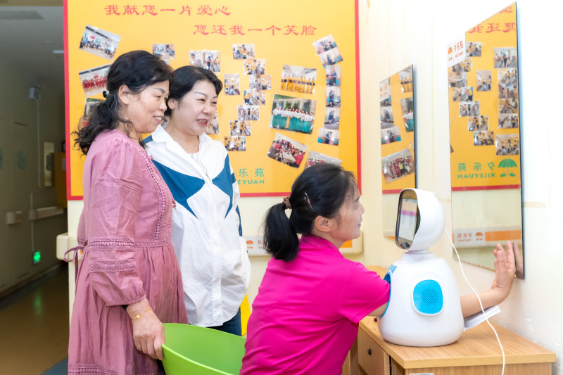 在西城龙庭小区养老服务站，“超能小康”中医健康机器人正在对居民进行血压、心率等指标的检测。