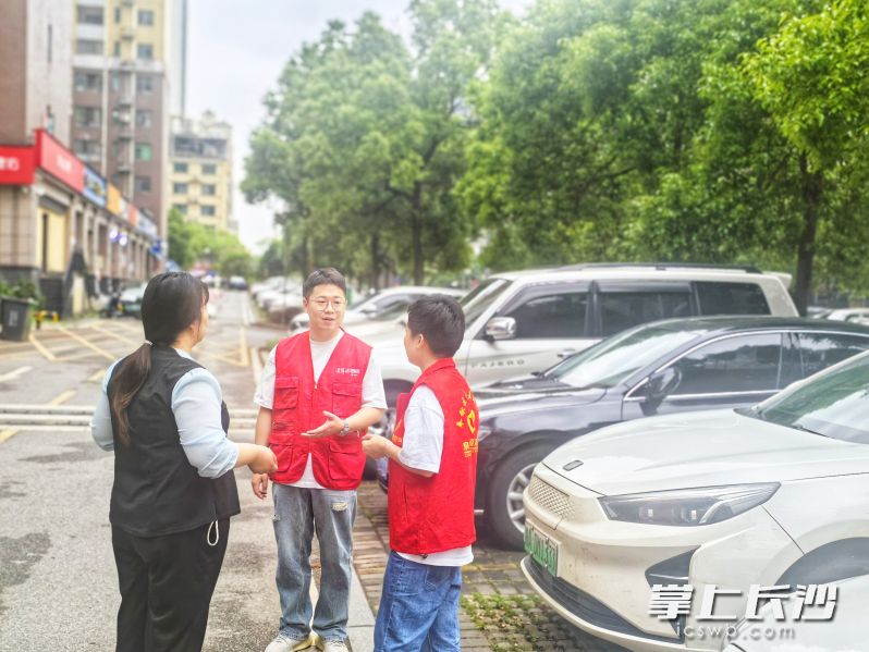 清理掉所有“僵尸车”，将小区原停车收费系统扩展至外围后，居民停车方便多了。 长沙晚报全媒体记者 颜家文 摄