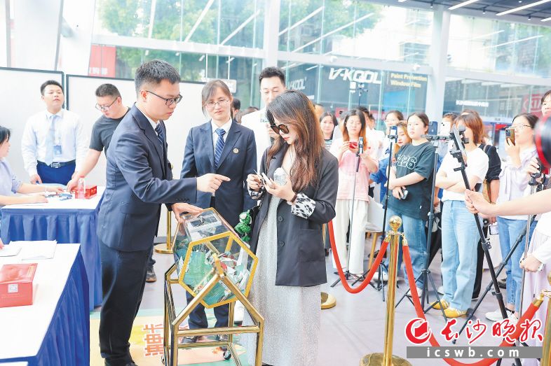 在湖南省长沙县公证处公证人员的监督下，新车主正参与现金大礼包和油电卡的抽奖。 均由长沙县商务局供图