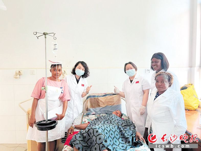 完成一场艰难的大子宫切除手术后，胡彬（左二）与同事们看望恢复中的患者。　　受访者供图
