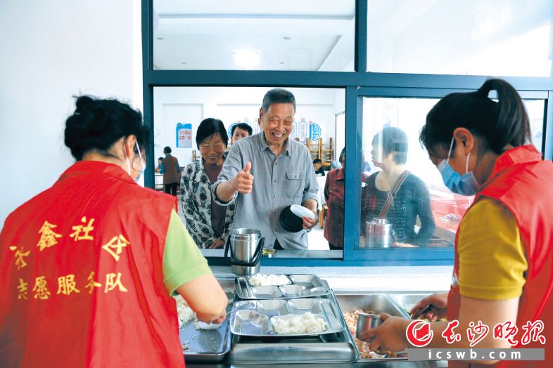 5月8日，永和镇永鑫社区“睦邻食堂”，志愿者在为老年人提供助餐服务。长沙晚报全媒体记者 颜开云 摄
