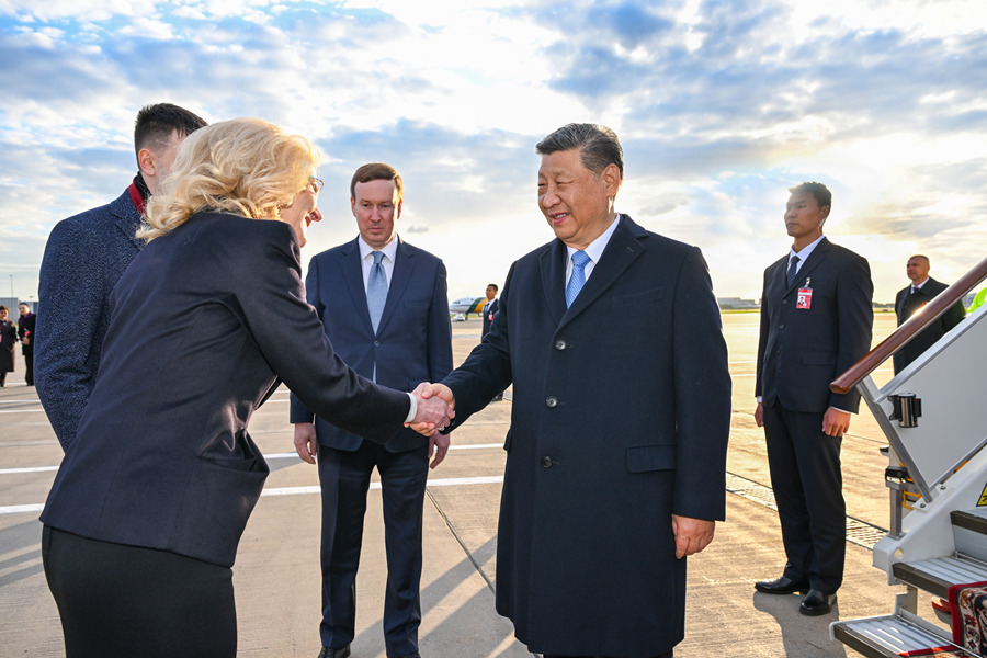 当地时间5月7日晚,国家主席习近平乘专机抵达莫斯科,应俄罗斯总统普京邀请,对俄罗斯进行国事访问并出席纪念苏联伟大卫国战争胜利80周年庆典。习近平抵达莫斯科伏努科沃专机机场时,俄罗斯副总理戈利科娃等政府高级官员热情迎接。 当地时间5月7日晚,国家主席习近平乘专机抵达莫斯科,应俄罗斯总统普京邀请,对俄罗斯进行国事访问并出席纪念苏联伟大卫国战争胜利80周年庆典。习近平抵达莫斯科伏努科沃专机机场时,俄罗斯副总理戈利科娃等政府高级官员热情迎接。