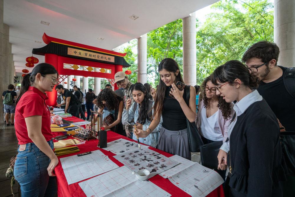 △2025年4月,在巴西里约热内卢天主教大学举办的“国际中文日”庆祝活动上,学生们体验中文书法。 △2025年4月,在巴西里约热内卢天主教大学举办的“国际中文日”庆祝活动上,学生们体验中文书法。