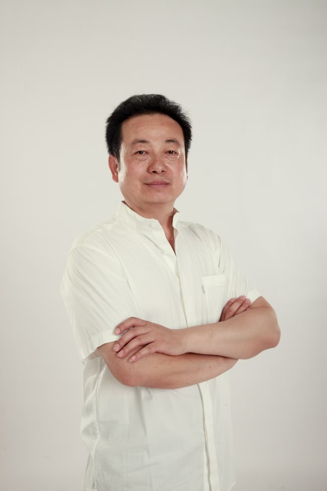 画家李强近照。