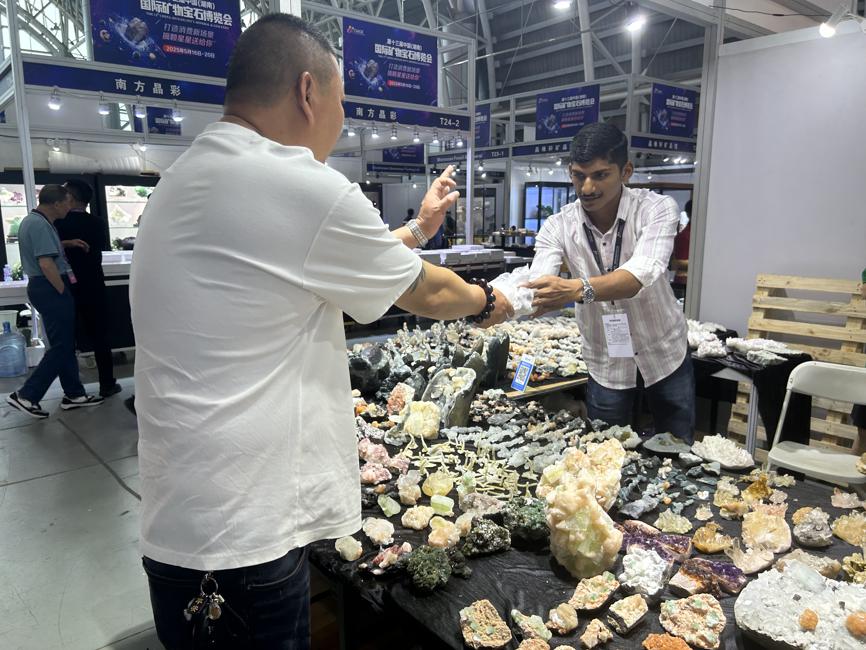 The 13th China (Hunan) International Mineral & Gem Expo opened on Friday in Chenzhou, Hunan province.[Photo from chinadaily.com]