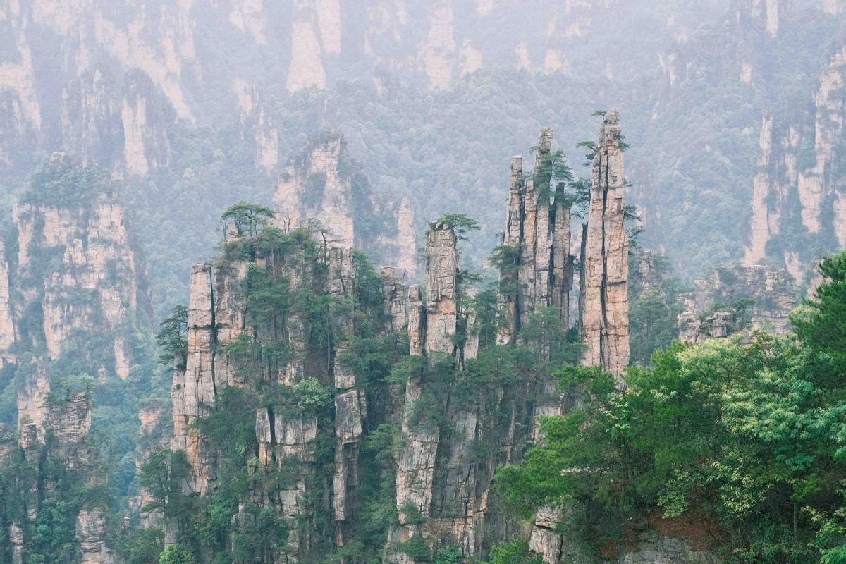 The first high-speed train linking the Guangdong-Hong Kong-Macao Greater Bay Area and the western area of Hunan province passes dozens of iconic scenic spots. [Photo by Qiu Quanlin/chinadaily.com.cn]