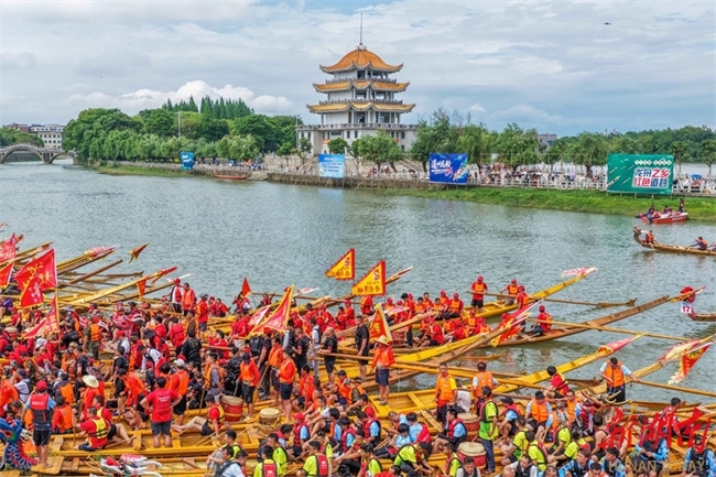 The photo shows an array of dragon boats mustering for parade on the Xiaoshui River on that day. (Photo/Jiang Keqing)