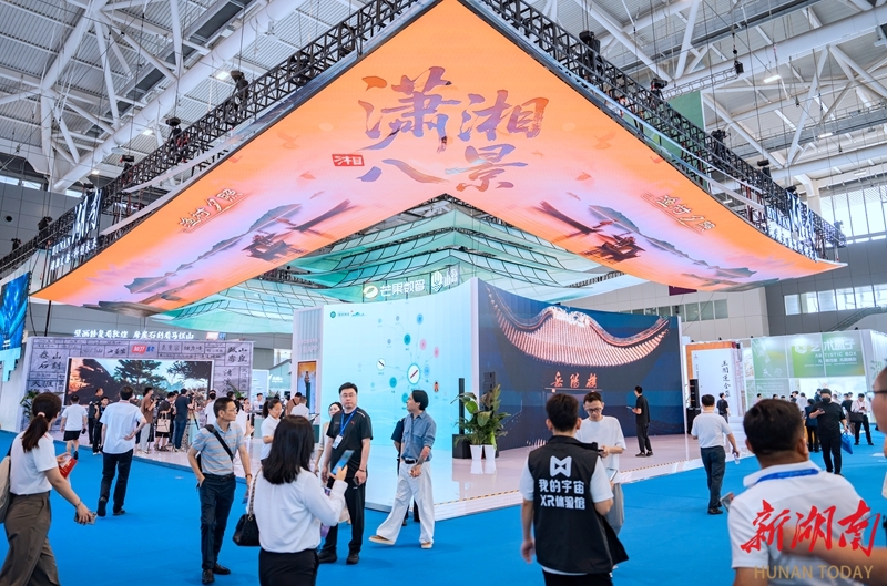 The photo shows people visiting the Hunan pavilion. (Photo/Li Jian and Deng Zhengke, Hunan Daily) 