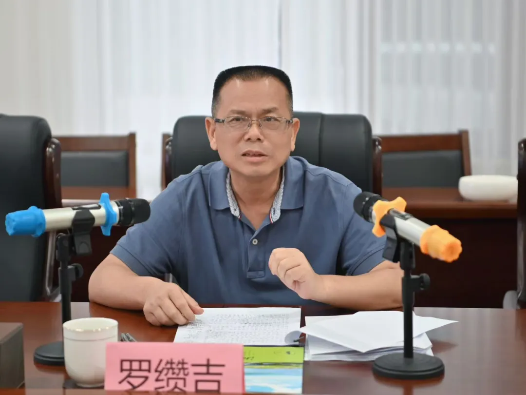 市人大常委会党组书记、主任罗缵吉讲话。