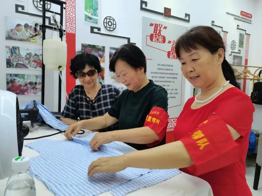 共享干衣房的志愿者为居民提供缝补服务。