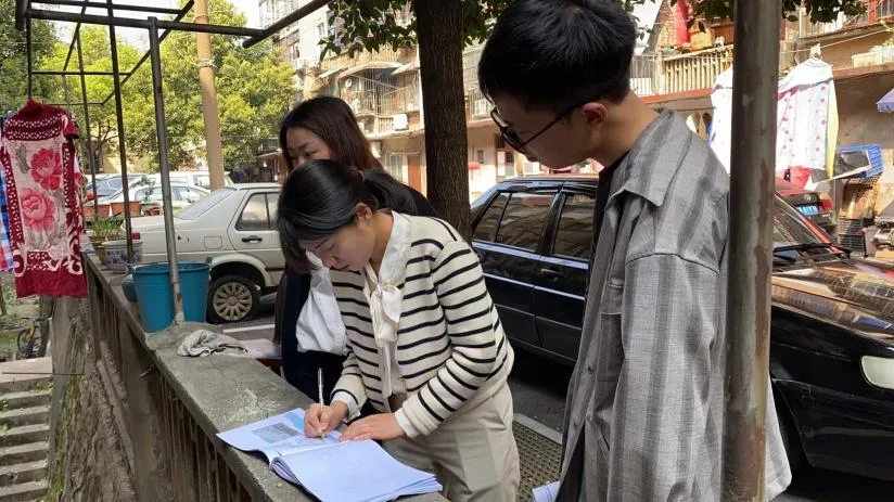 阳晓琼开展走访调研，收集群众意见。
