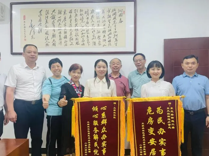 居民们送来锦旗，为王家垅人大代表联络站为民办实事的举措点赞。