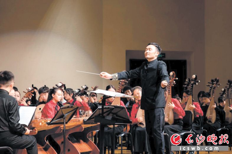 湖南青少年民族乐团与湖南民族乐团携手，以“乐动双节”为主题，带来了一场融合经典传承与青春活力的民族音乐会。