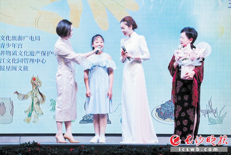 周帆（右二）和其83岁高龄的老师陈爱珠及10岁的徒弟胡睿菡三代同台演出。 长沙晚报全媒体记者 陈妙琼 摄