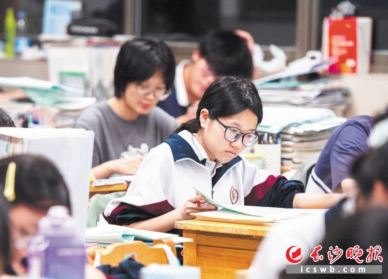 2025年高考在即，长沙明德中学的高三学生在紧张地进行冲刺复习。长沙晚报全媒体记者 黄启晴 摄
