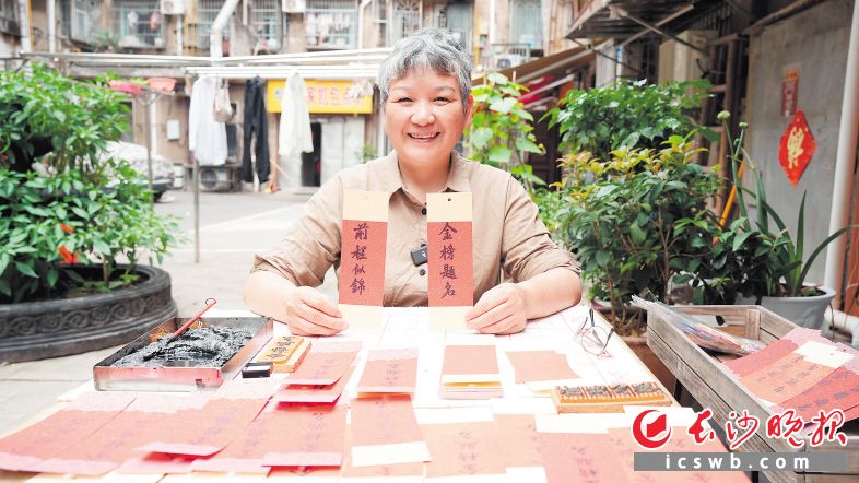 15年爱心护考、5年赠送手写祝福书签，一路走来，高燕的善举成为许多学子高考记忆里的那一抹暖色。均由长沙晚报全媒体记者 林暘 摄