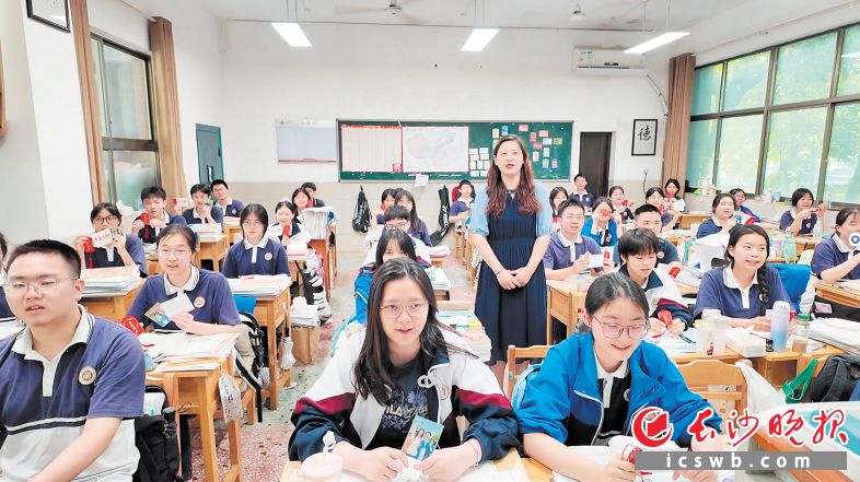 收到班主任的祝福“三件套”，K589班的同学们很开心。 长沙晚报全媒体记者 林暘 摄