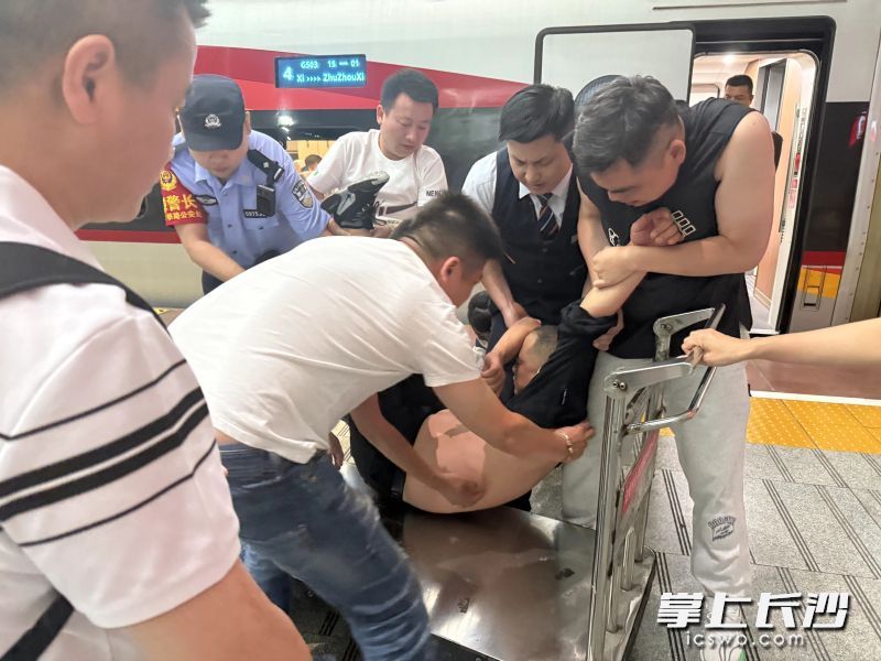 长沙客运段长沙动一车队和长沙南站工作人员将发病旅客抬上平板车。 长沙晚报通讯员 刘子月 供图