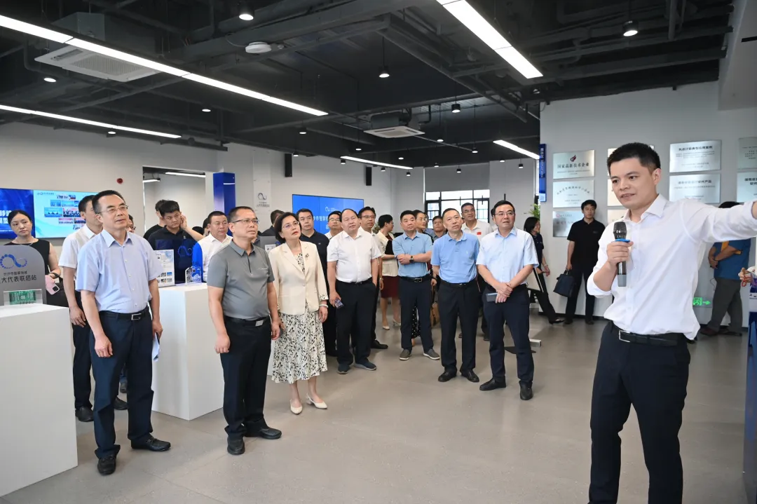 长沙市智算领域人大代表联络站首次活动在博识峰云（湖南）信息技术有限公司举行。均为长沙人大融媒体中心记者 张圣贺 摄