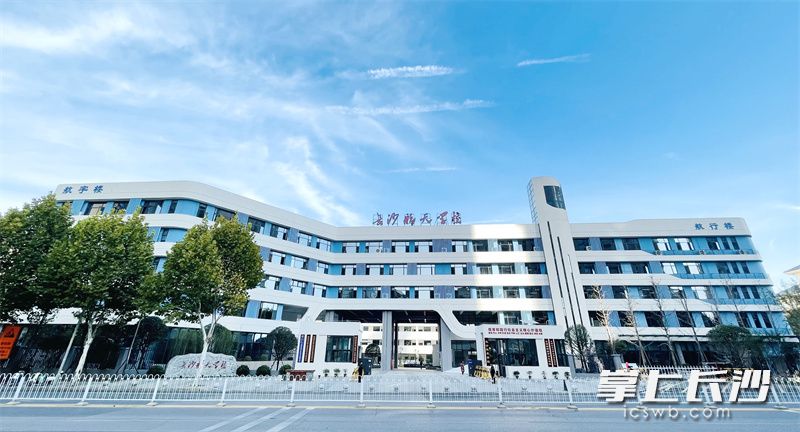 长沙航天学校大门。