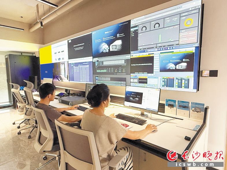 工作人员使用千视电子RF02机架式媒体平台进行视频监看。长沙晚报通讯员 白晓航供图 工作人员使用千视电子RF02机架式媒体平台进行视频监看。长沙晚报通讯员 白晓航供图