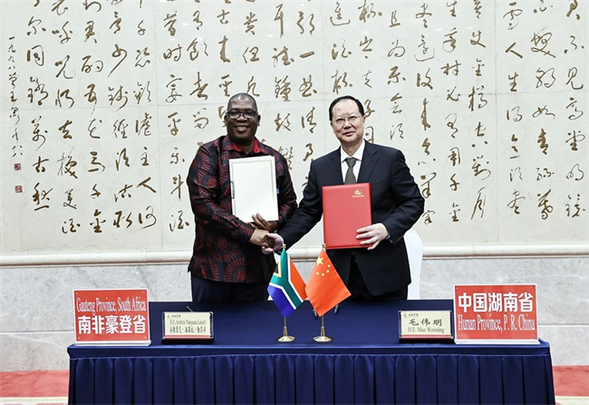 Governor Mao Weiming and Premier Andrek Panyaza Lesufi ink an agreement on establishing friendship province relationship. 