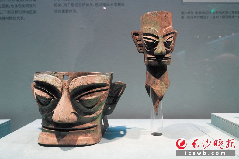 　　现场展出的青铜人头像和青铜人面具。均为长沙晚报全媒体记者 邹麟 摄