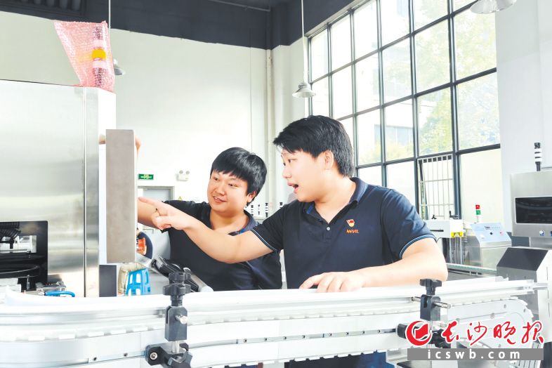 　　陈建成(右)和团队成员在调试设备。　　受访者供图