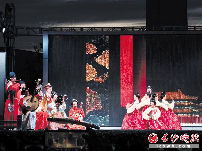 　　非遗展演在杜鹃花剧场精彩演绎。均为长沙非遗馆供图