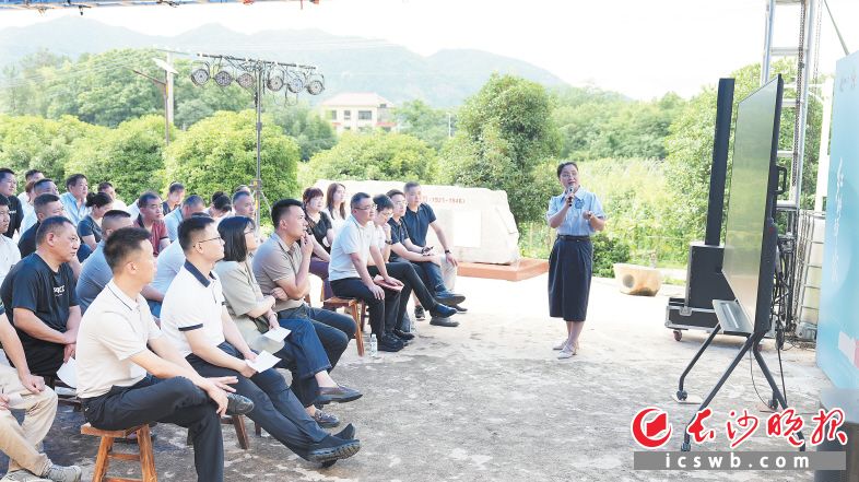 　　桥驿镇中共湖南省委旧址，候选人们在这片先辈奋斗的热土上阐述乡村发展方略，围绕如何融合片区的红色资源展开“交锋”。桥驿镇供图