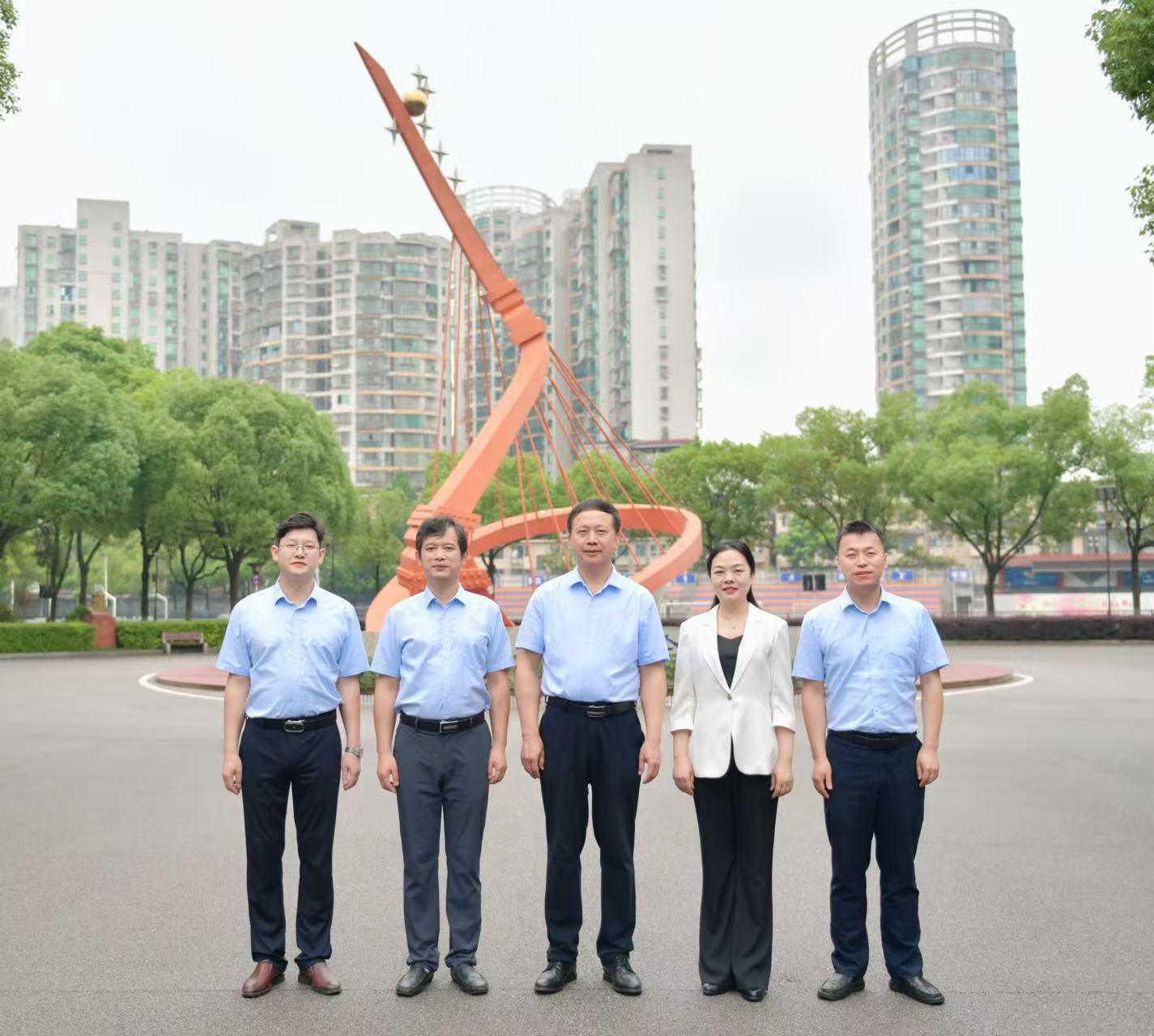 学校领导班子。