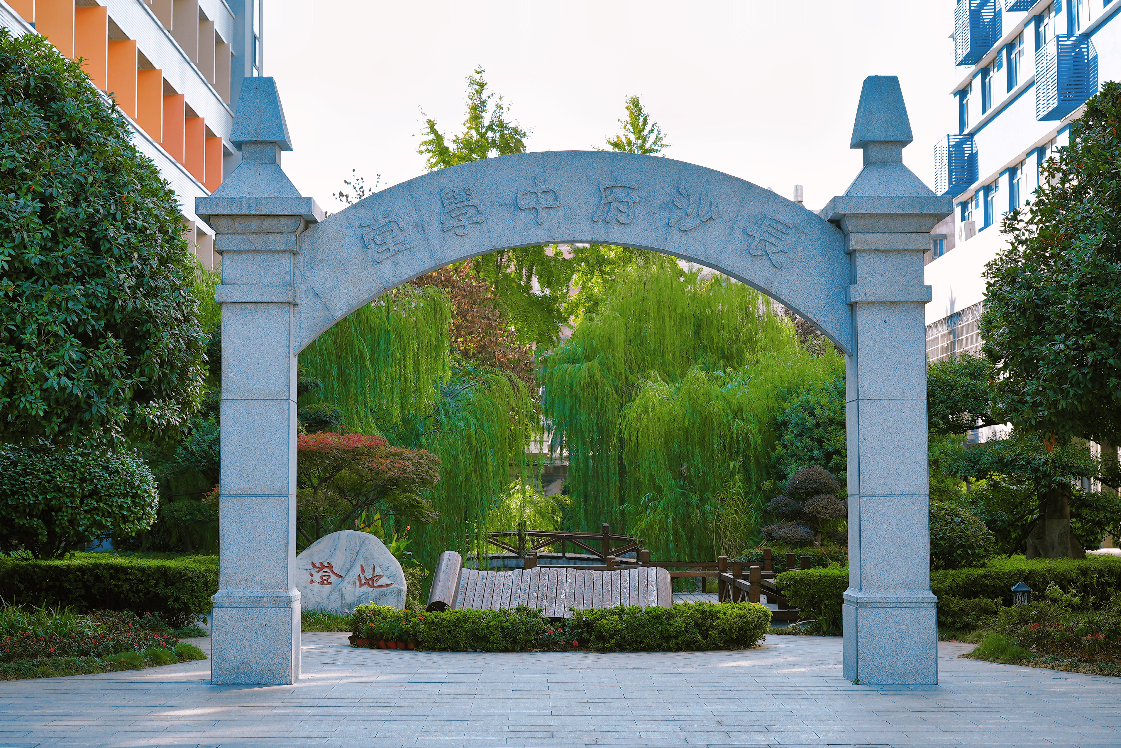 长郡中学始称“长沙府中学堂”，是长沙地区首所官办中学。