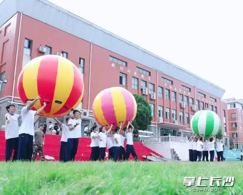 在活动中，同学相互鼓励、相互支持，金海高中学子团结向上，生机勃勃。