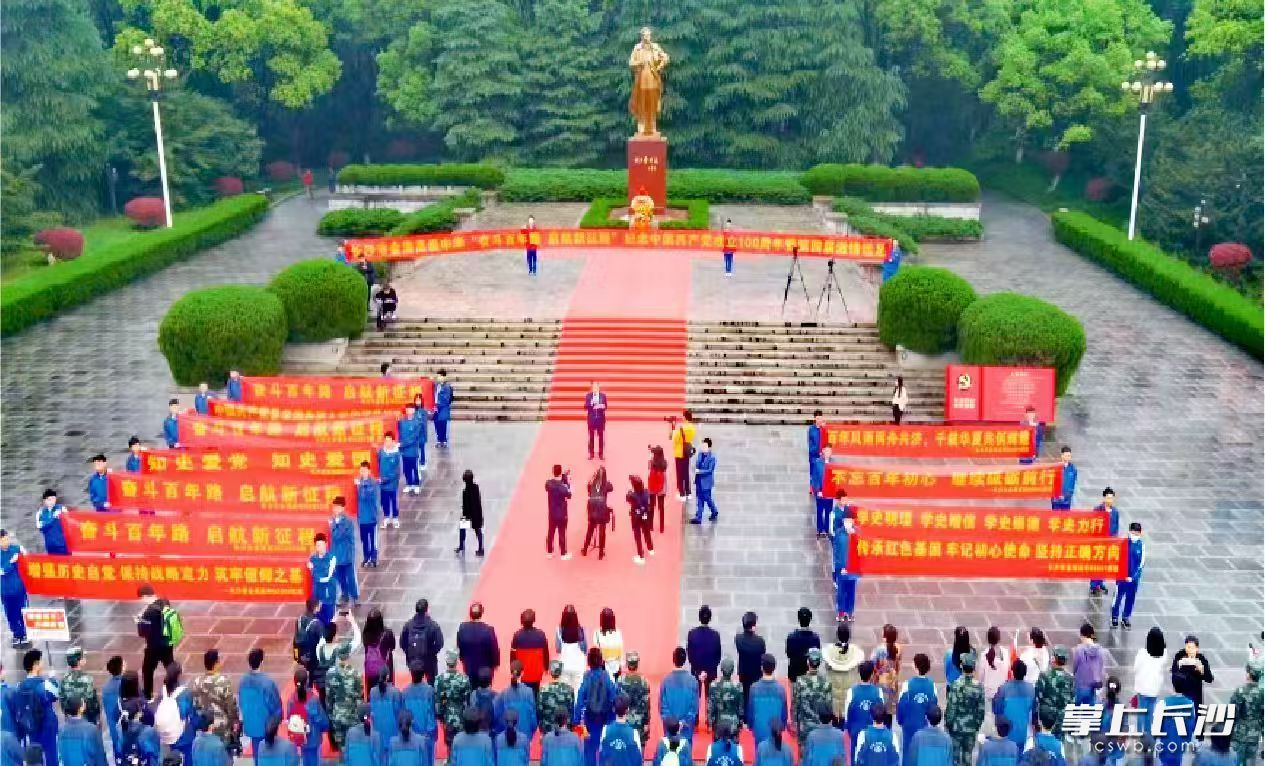 激情远足，学生们徒步数十公里，学校坚持多年，是磨砺少年，也是一场别开生面的思政课。