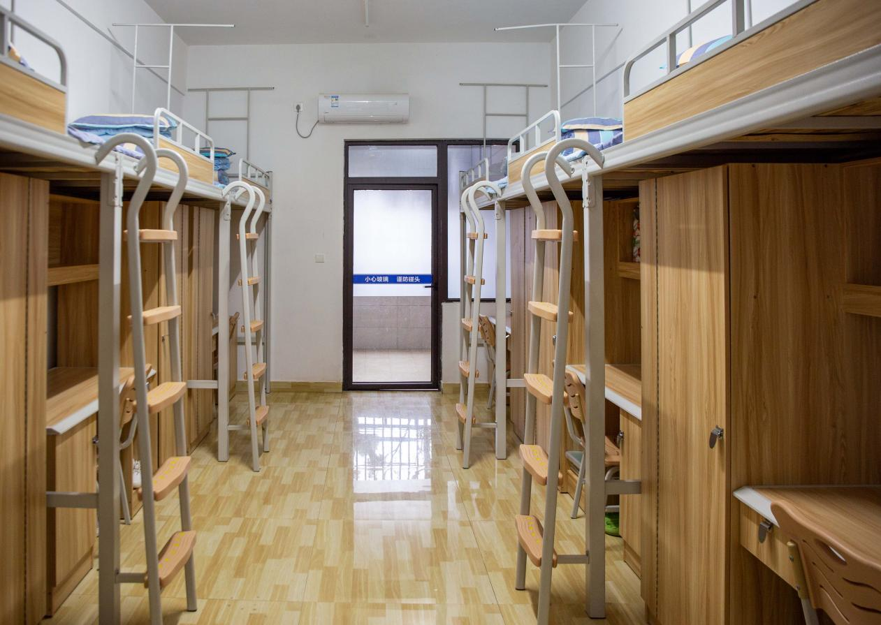 学生公寓配有床、桌椅、直饮水机、空调、洗衣机、热水器等生活所需设备，并有独立的洗漱间。
