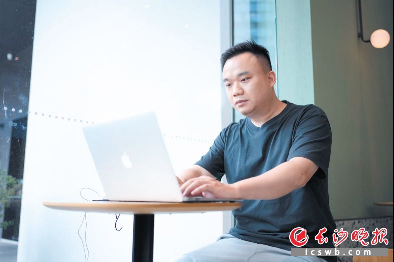 胡嘉阳在进行AI动画视频创作。长沙晚报全媒体记者 何文瑞 摄