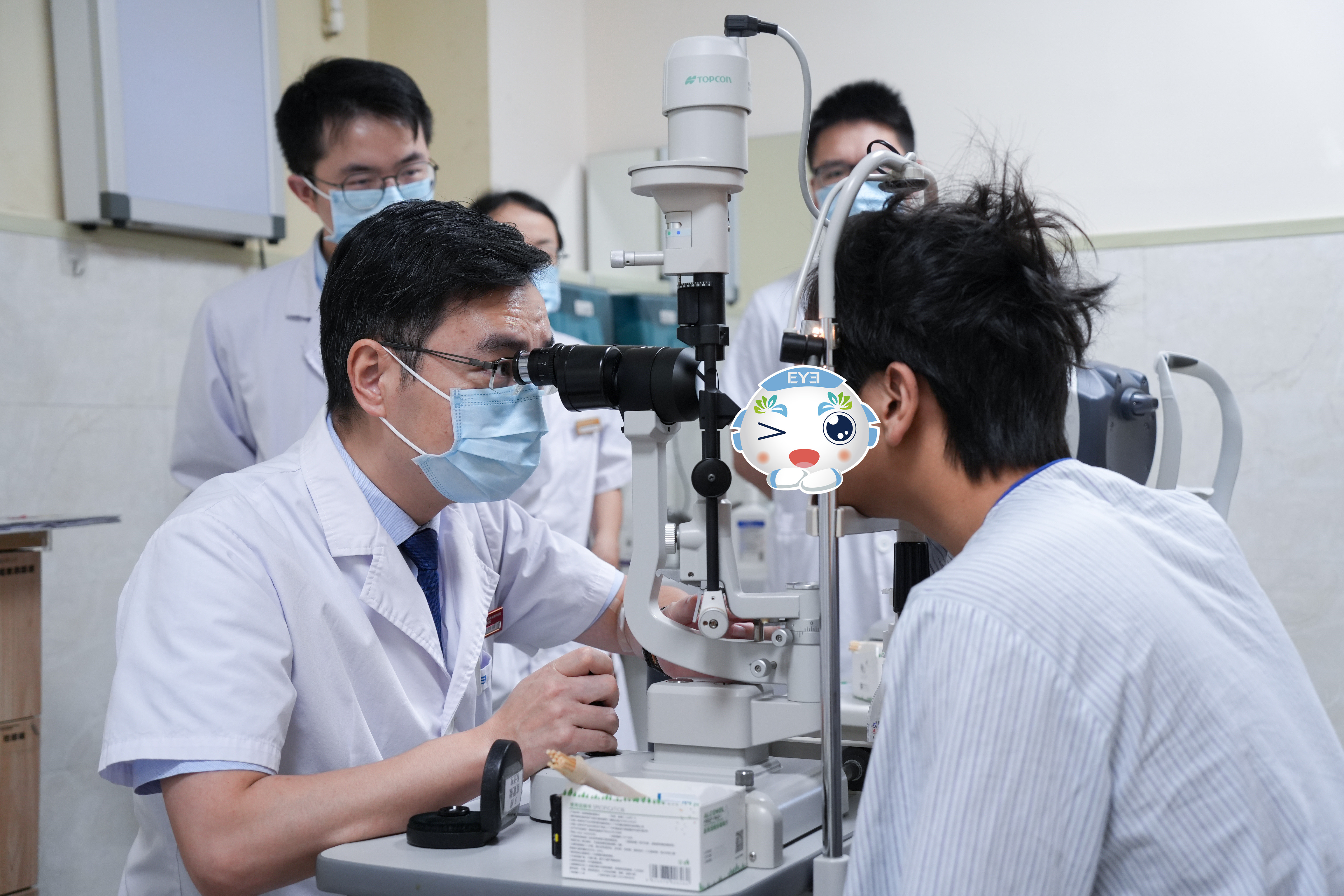 王虎院长为患者检查眼部状况
