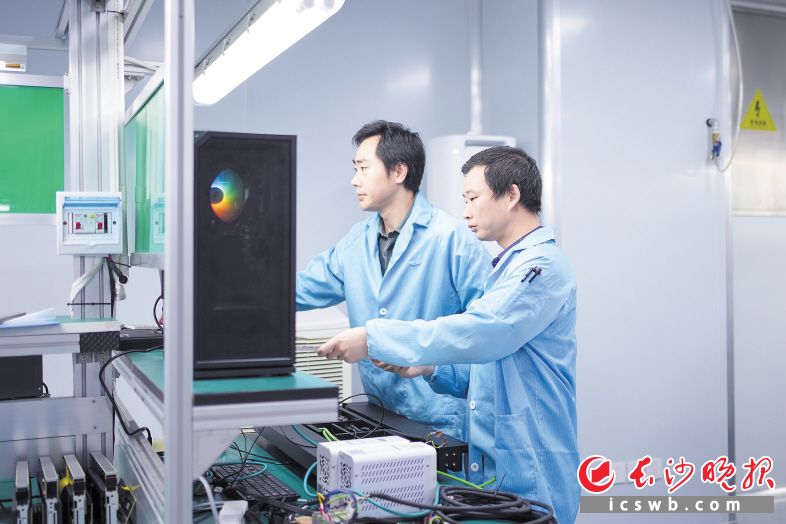 凌翔磁浮构建了以成果创新应用为基础,以人才培养和科学研究为两翼的产学研合作模式,持续迸发出技术创新的澎湃活力。图为技术人员正在调试设备。均由长沙晚报全媒体记者 何文瑞 摄 凌翔磁浮构建了以成果创新应用为基础,以人才培养和科学研究为两翼的产学研合作模式,持续迸发出技术创新的澎湃活力。图为技术人员正在调试设备。均由长沙晚报全媒体记者 何文瑞 摄