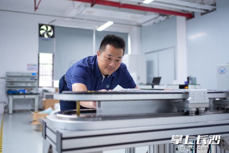 凌翔磁浮紧跟时代步伐,将磁浮技术从过去主要面向交通领域的“冷门”技术,发展为面向工业自动化与能源动力装备的“热门”技术。 凌翔磁浮紧跟时代步伐,将磁浮技术从过去主要面向交通领域的“冷门”技术,发展为面向工业自动化与能源动力装备的“热门”技术。