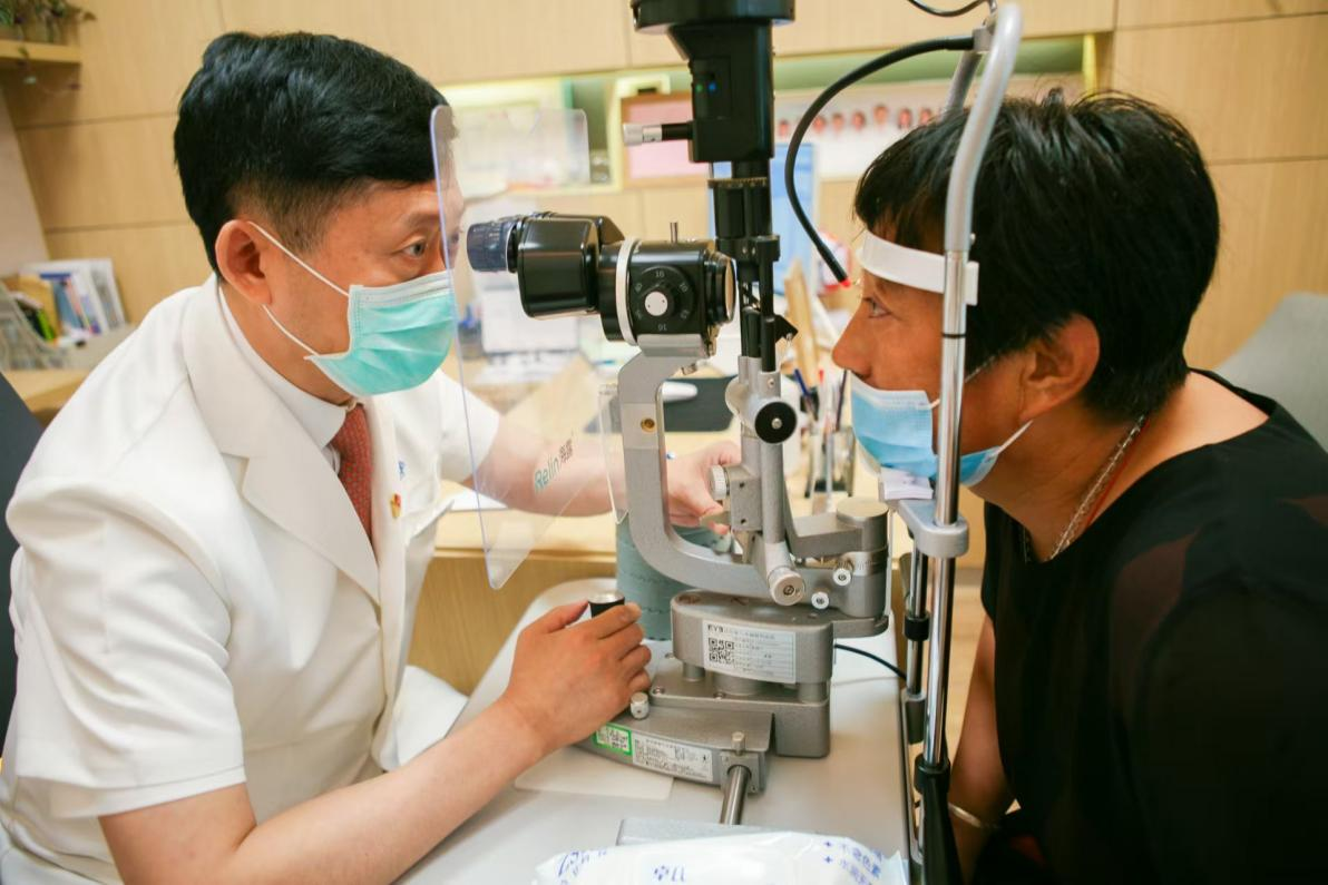 爱尔眼科医院集团白内障学组组长张劲松教授为患者检查