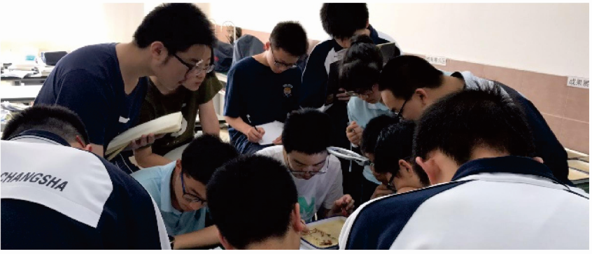 同学们课后积极交流。